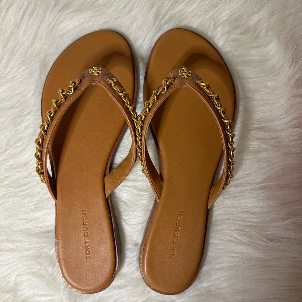TORY BURCH EVERLY CHAIN THONG
PARIS NAPPA SANDALS 

Size 6.5